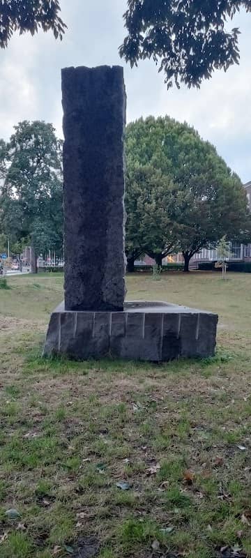 Vertical stones sculpture - Image 2
