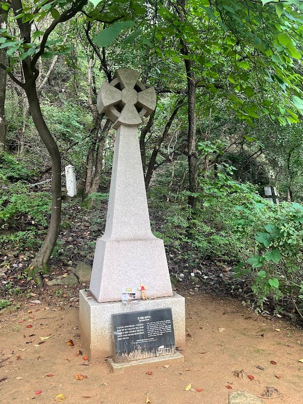 Gloster Hill Memorial Park - Image 1