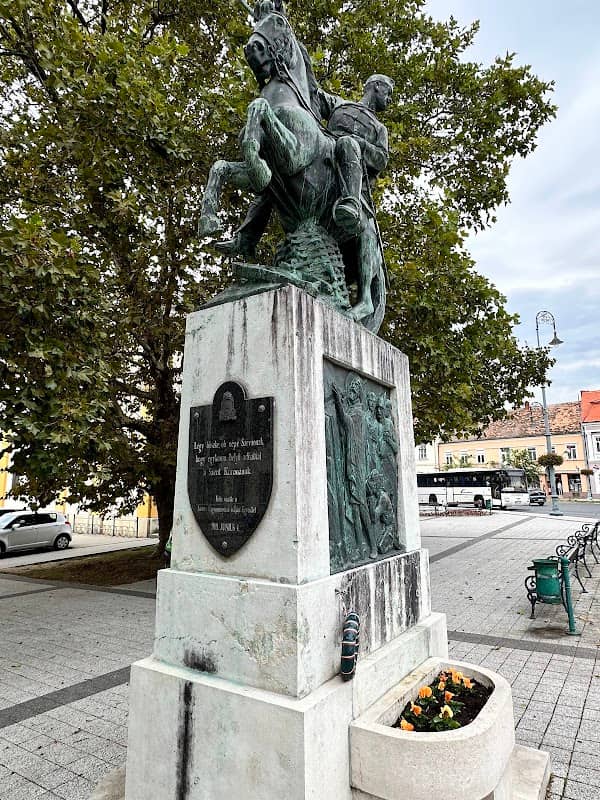World War I memorial statue, created by István Tóth. - Image 1