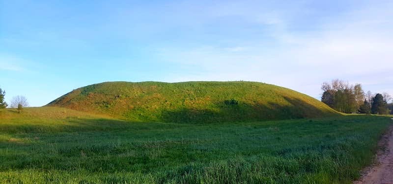 Akvieriškės piliakalnis - Image 1