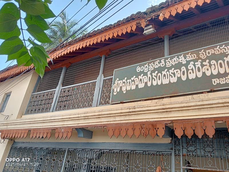 Kandukuri Veeresalingam Pantulu statue - Image 1
