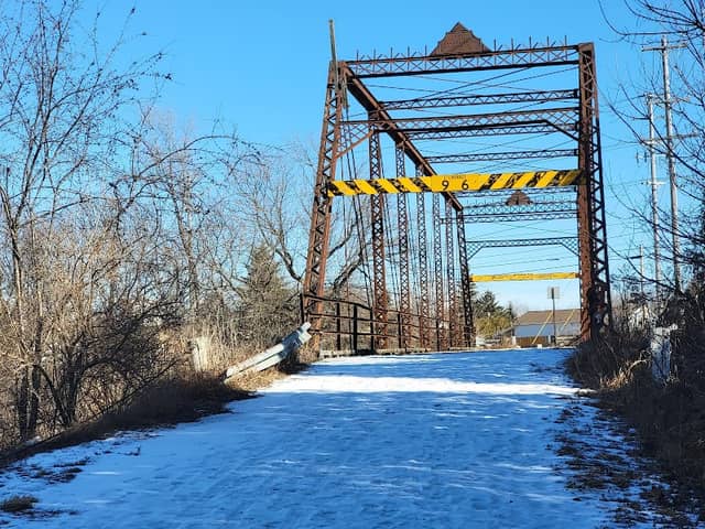 Manitowoc River Public access park - Image 1