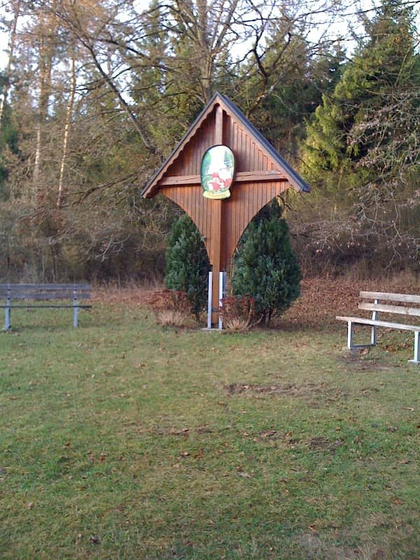 Holzkreuz (Hubertuskreuz) mit Ruhebänken - Image 1
