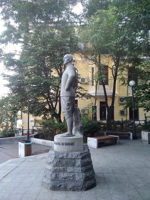Yul Brynner Monument - Image 1