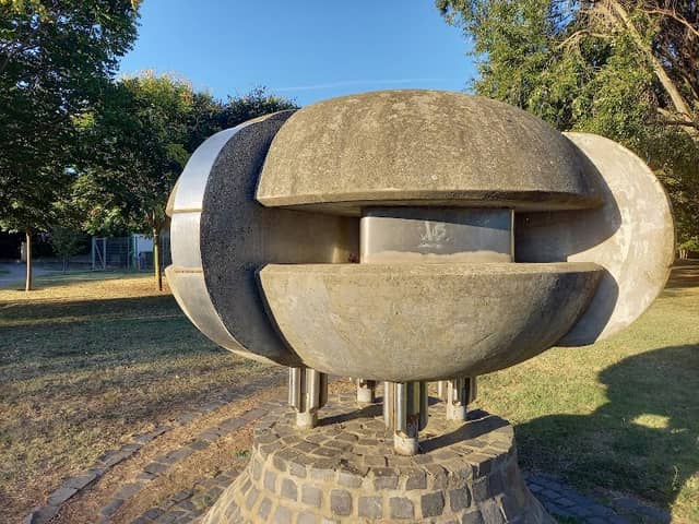 Siófoki UFO szobor. - Image 3
