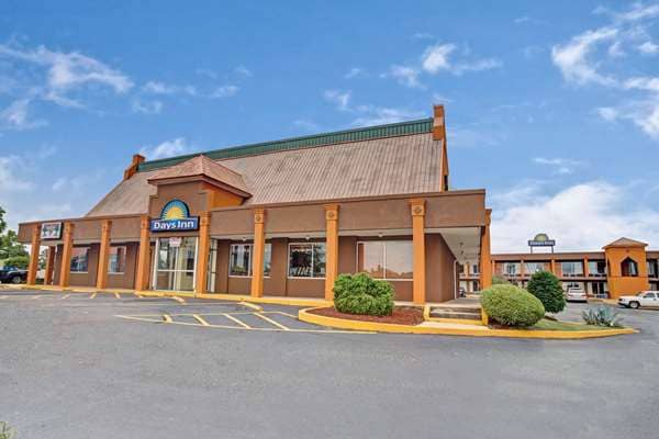 Days Inn by Wyndham Benson - Image 1