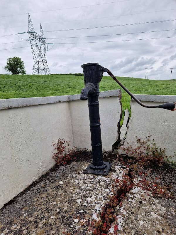 Vintage water pump - Image 1