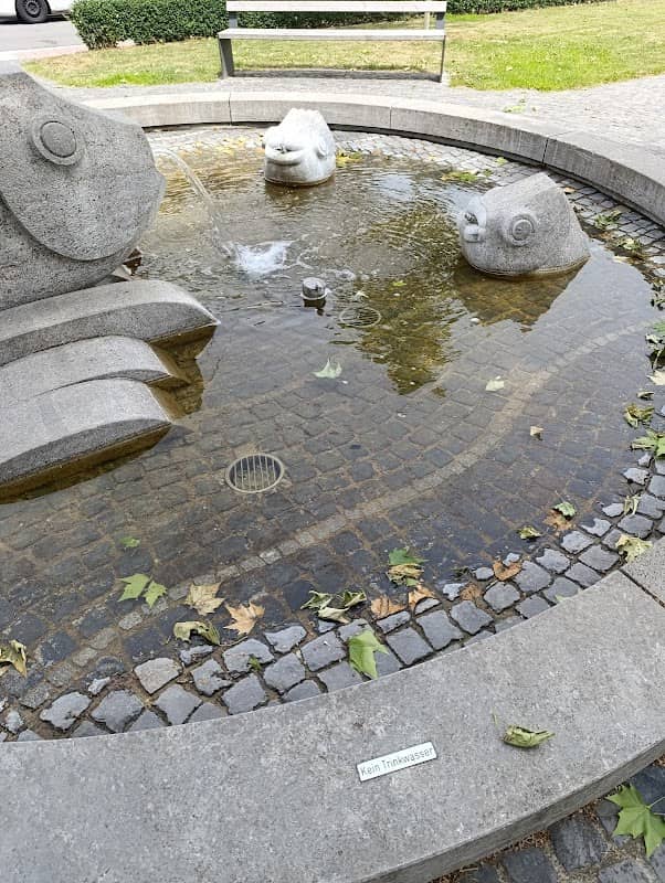 Brunnen mit Fischskulpturen - Image 2