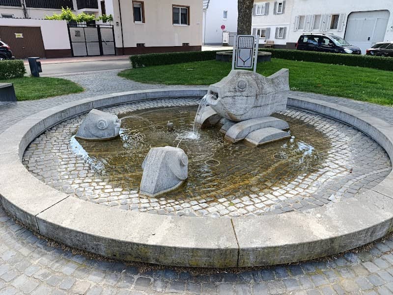 Brunnen mit Fischskulpturen - Image 1