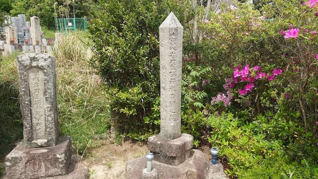 Horii Taneyoshi Grave - Image 1