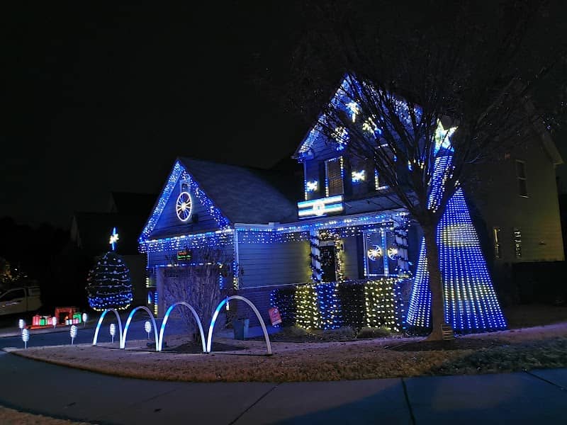 Rogers Family Christmas lights show - Image 2