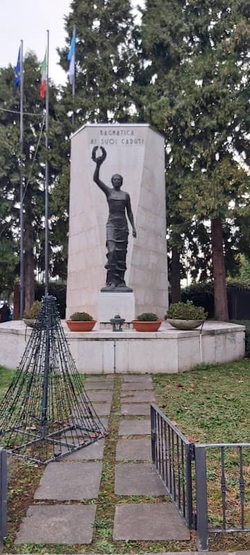 Monument . Allegoria della Vittoria che porge l'alloro . BAGNATICA AI SUOI CADUTI - Image 1