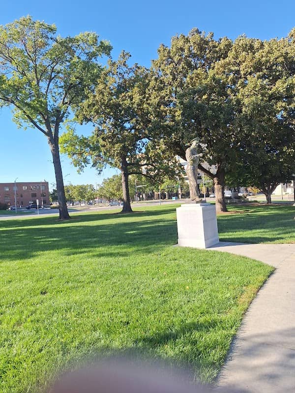 Dwight D Eisenhower Statue - Image 2