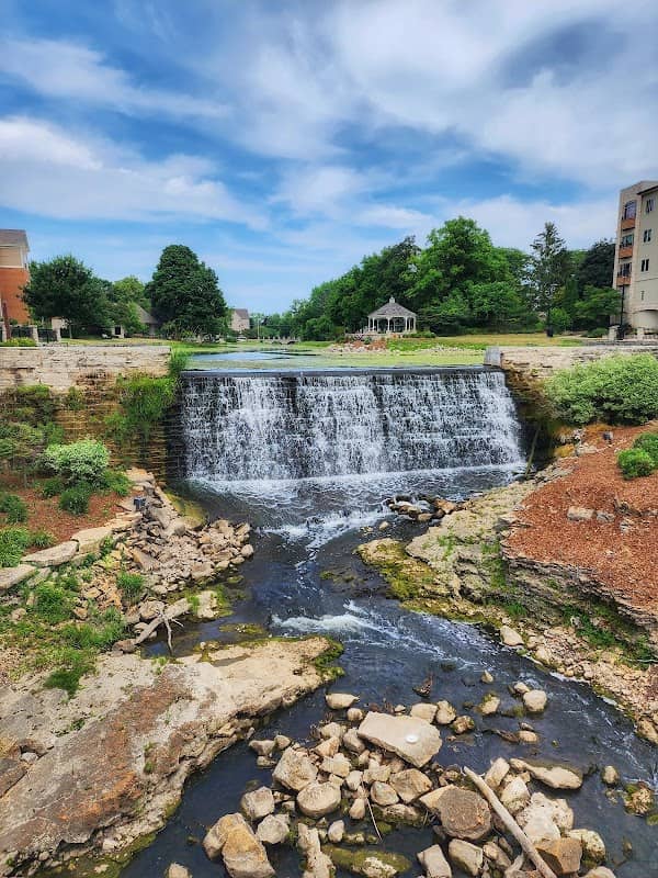 Mill Pond Plaza - Image 1