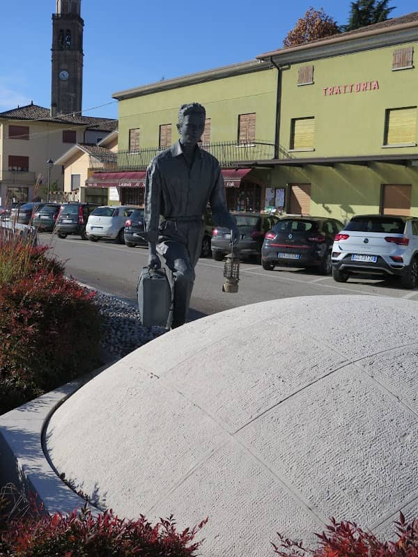Monumento all'Emigrante - Image 1
