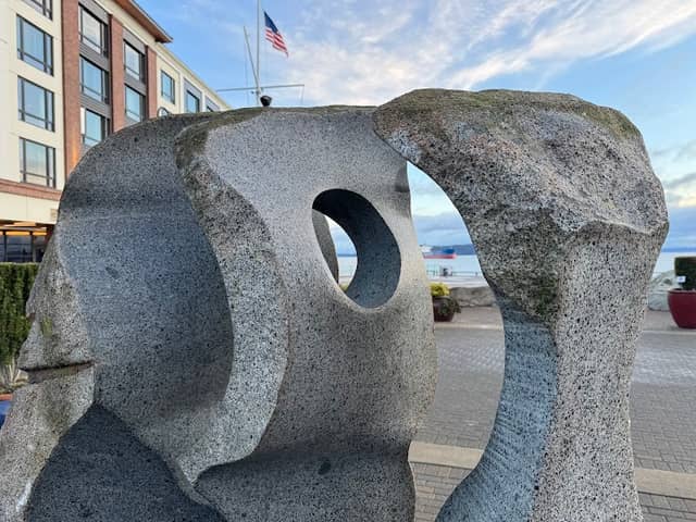 Familial Bonds Statue - Image 1