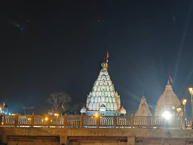 Mahakal Chappal Stand - Image 1