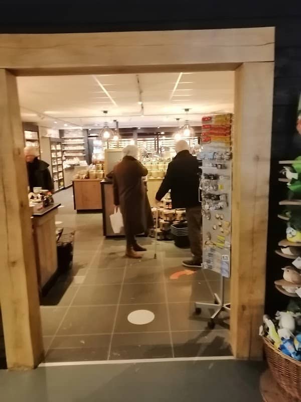 Country Shop Mekkerstee - Image 1