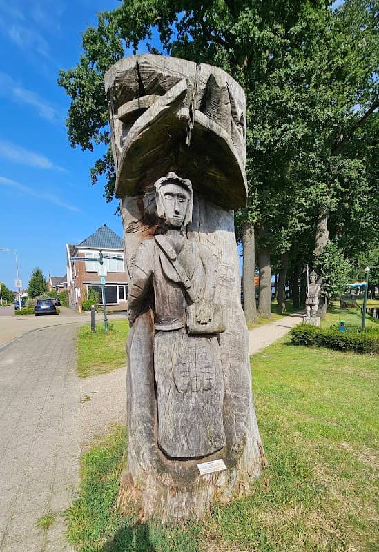Beeldhouwwerk Marketenster - Image 1