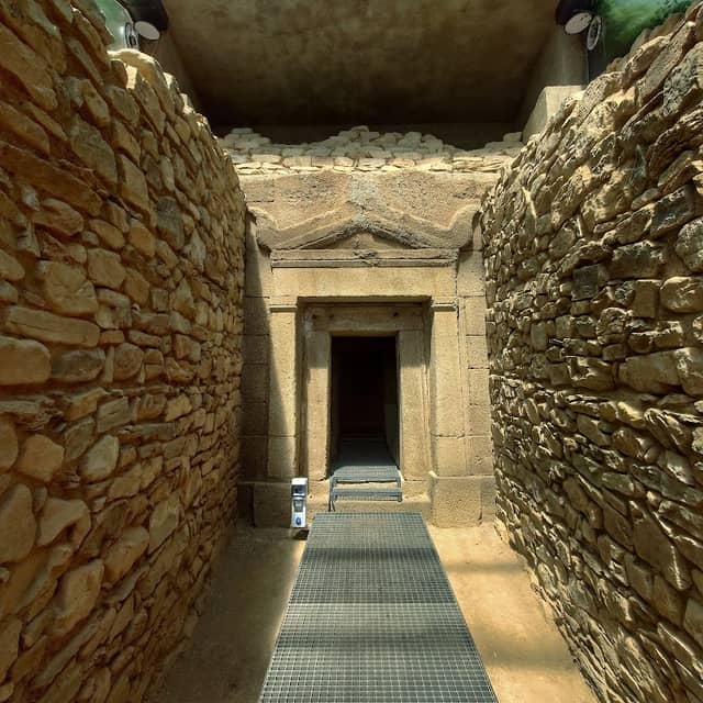 Thracian tomb Griffins - Image 1