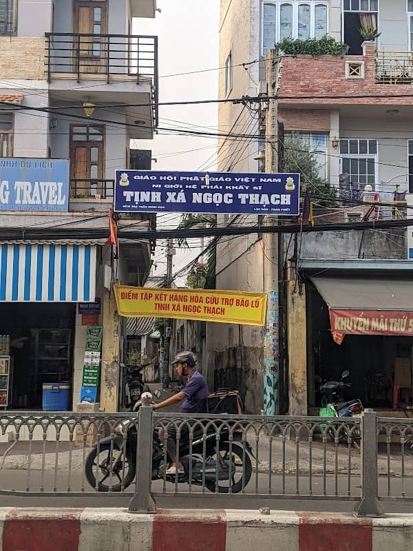Lối Vào Tịnh Xá Ngọc Thạch - Image 1