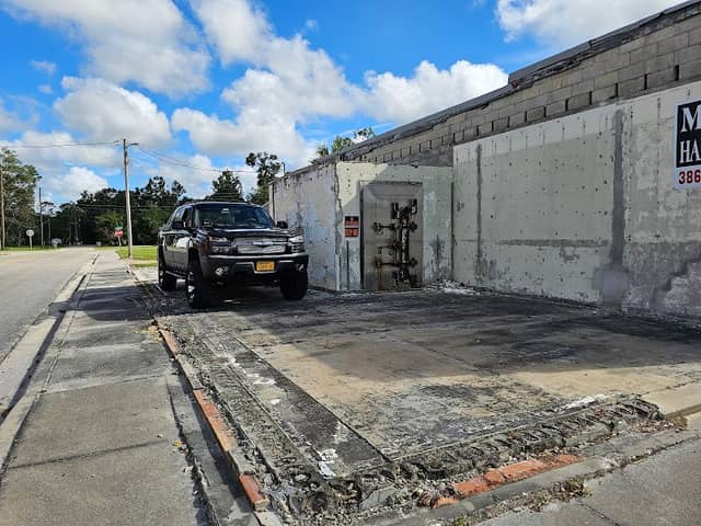bank safe in street - Image 2