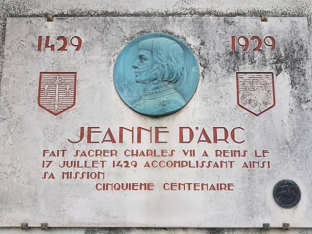 Plaque du cinquième centenaire du sacre de Charles VII par Jeanne d'Arc - Image 1
