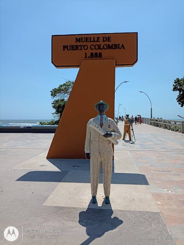 Escultura Inmigrantes - Image 1