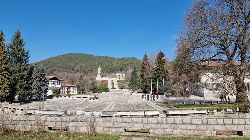Паметник на загиналите войници - Image 2