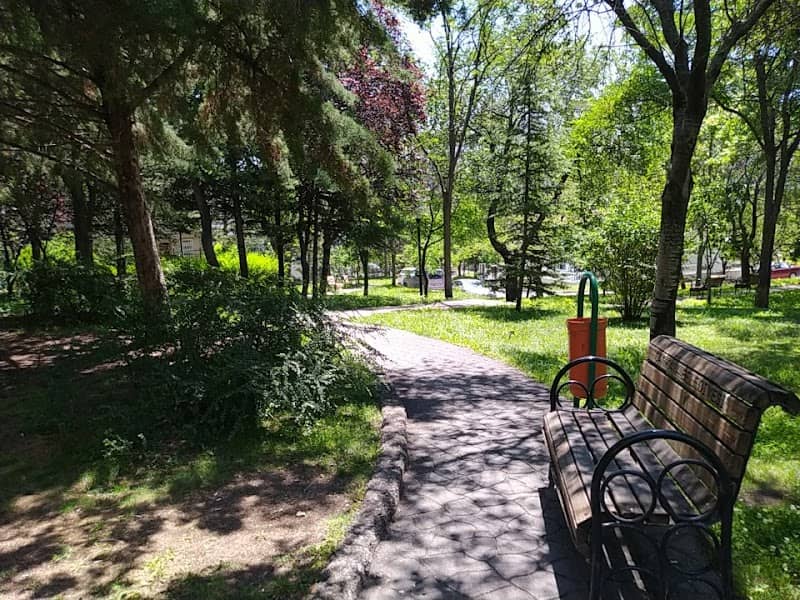 Gazeteci Emin Çölaşan Parkı - Image 1