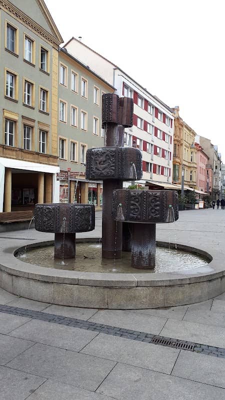 Springbrunnen vor der Schlosskirche - Image 2
