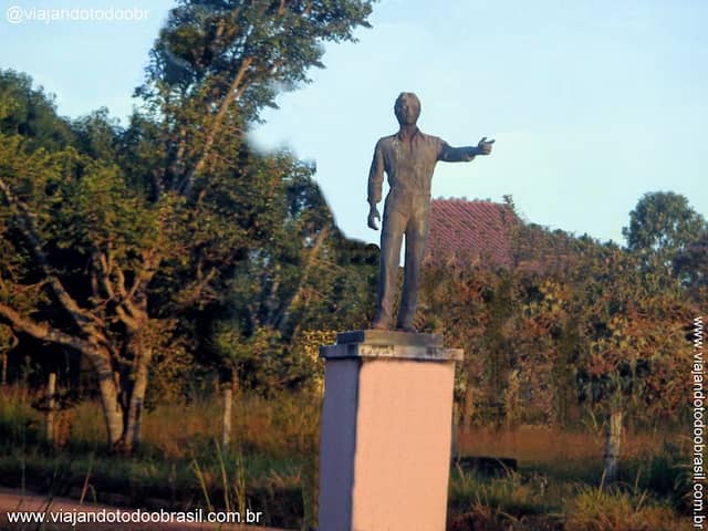 Estátua em homenagem a Ary Ribeiro Valadão - Image 1