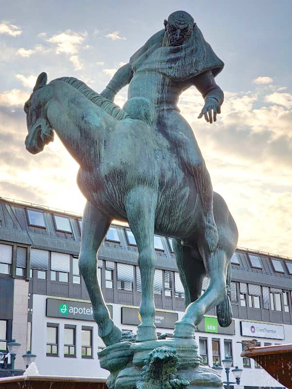 Folke Filbyter statue - Image 2