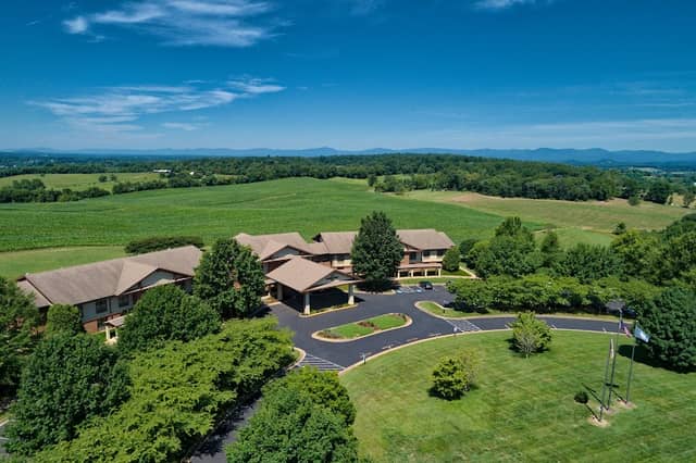 Round Hill Inn - Image 1