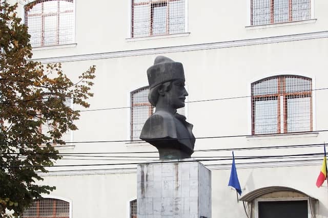 Avram Iancu statue - Image 1