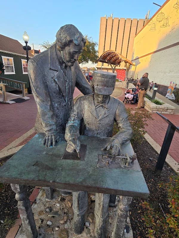 Telegraph Statue - Image 2