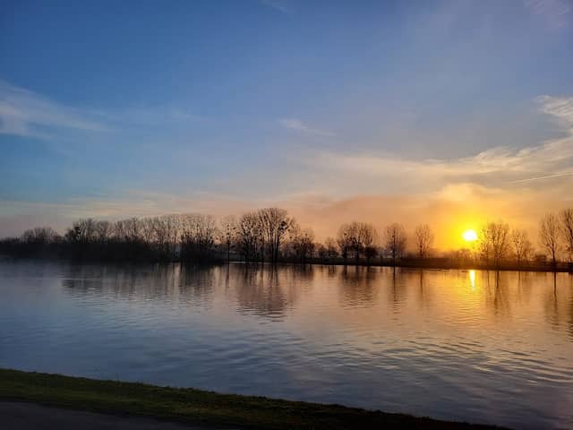 Les pieds dans l'eau - Image 1