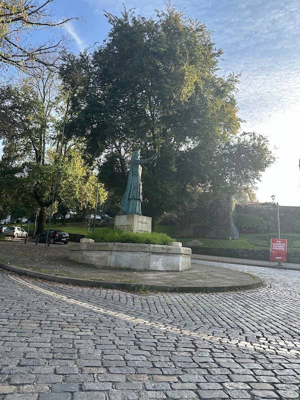 Estátua de Dona Teresa - Image 1