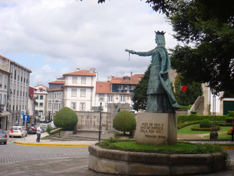 Estátua de Dona Teresa - Image 2