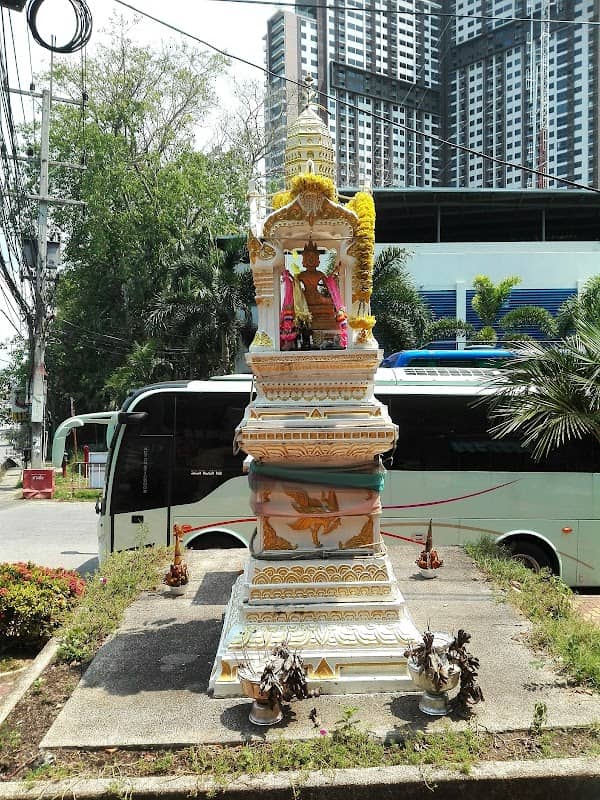 Chaloem Phra Kiat Park - Image 2