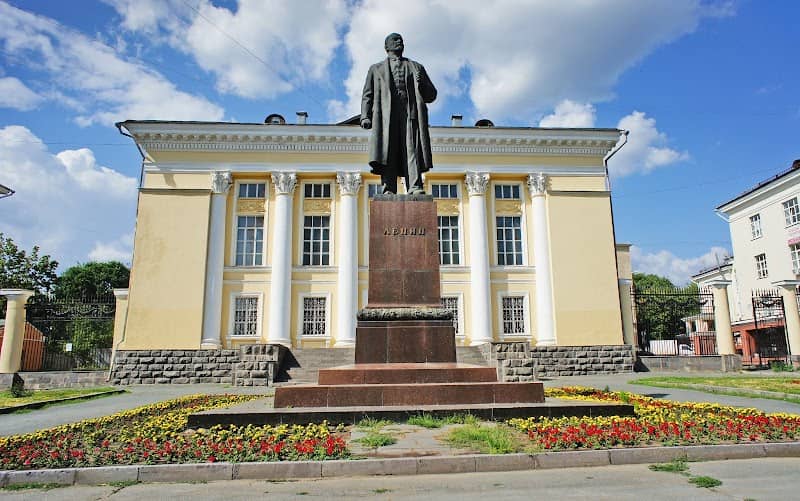 Monument to Lenin - Image 1