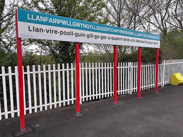 Llanfairpwllgwyngyllgogerychwyrndrobwllllantysiliogogogoch Station Sign - Image 2