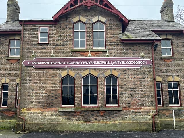 Llanfairpwllgwyngyllgogerychwyrndrobwllllantysiliogogogoch Station Sign - Image 1