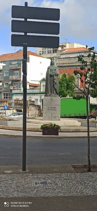 Estátua Rainha D. Leonor - Image 1