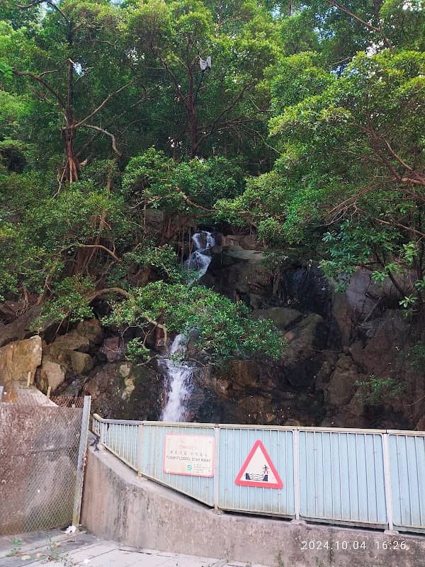 Lei On Court Waterfall - Image 1