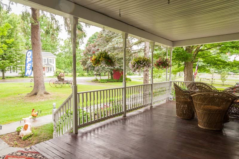 Fainting Goat Island Inn - Image 1