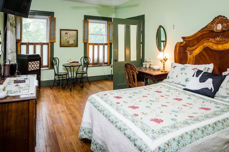 Fainting Goat Island Inn - Image 2