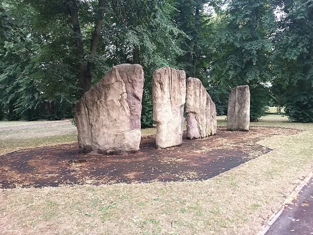 Victoria Park Modern Stone Row - Image 1