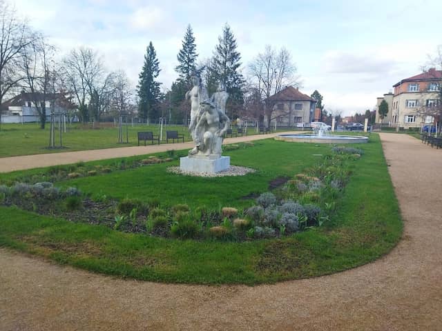 Sousoší Zdraví, mladí, krása - Image 1