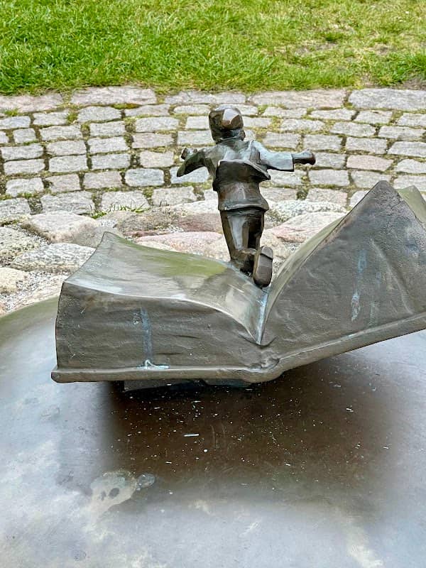 Sprungen ur boken, staty - Image 2